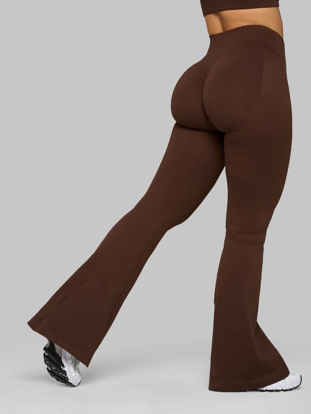 THRIVIN - Elevate Mid V-Waist Flare Leggings In BOURBON BROWN